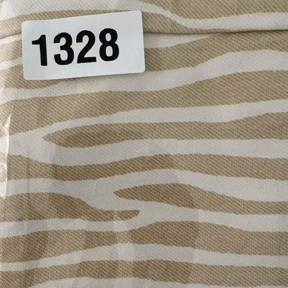 McLaughlin Lexi Jeans Size in Photos Mid-rise
Slim Leg Front Zip Button Closure - Picture 8 of 8